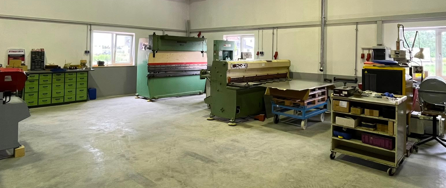 Werkstatt der Metallverarbeitung Punzet in Rott am Inn mit Abkantpresse und Tafelschere
