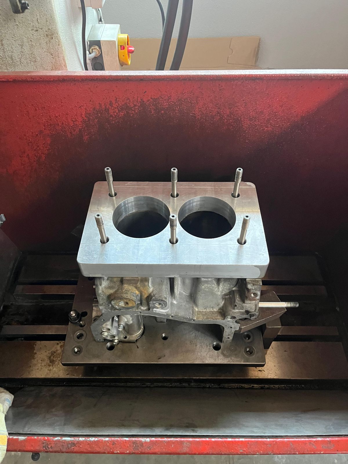 Motorblock mit Honplatte beim Honen auf der Maschine