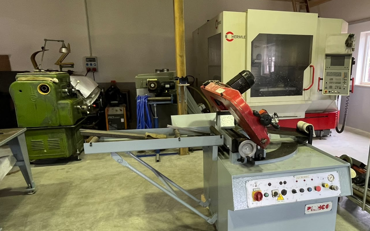 Bandsäge, Drehmaschine und CNC-Bearbeitungszentrum in der Werkstatt