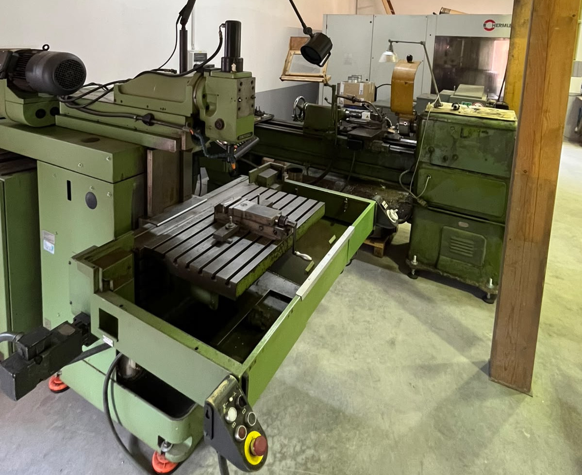 Konventionelle Fräsmaschine und Drehbank in der Werkstatt in Rott am Inn