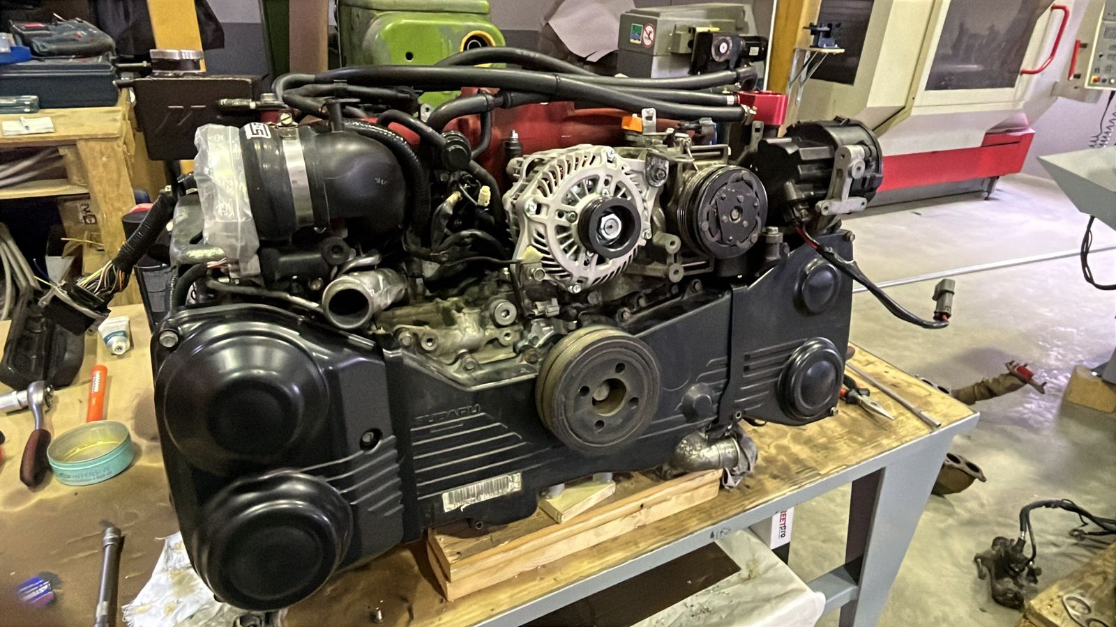 Komplett instand gesetzter Motor auf dem Montagetisch