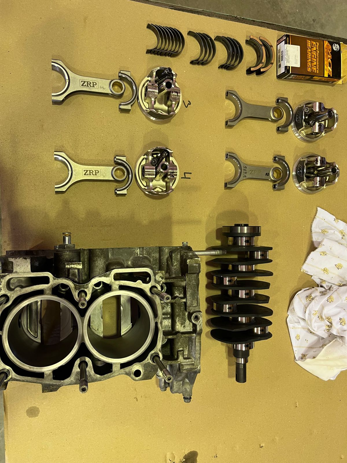 Zerlegter Boxermotor zur Revision mit Kurbelwelle, Pleueln und Kolben