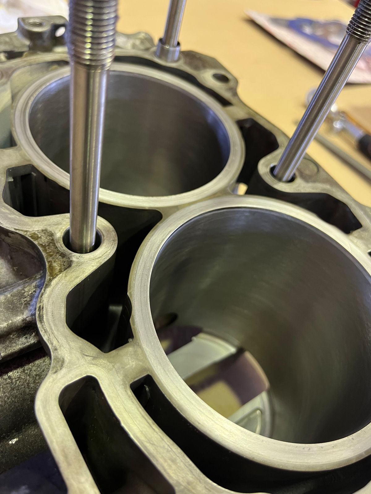 Bearbeitete Zylinderbohrungen im Motorblock
